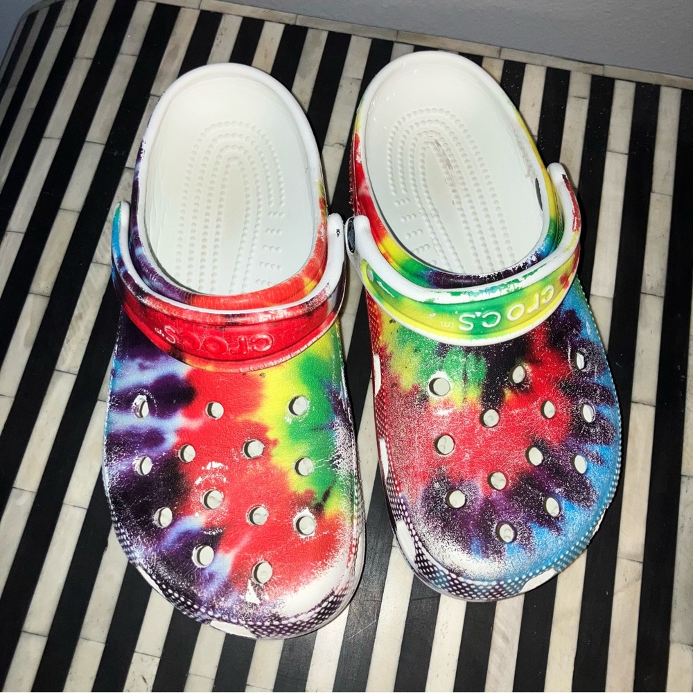 Crocs classic clogs, tie-dye men’s 5 women’s 7